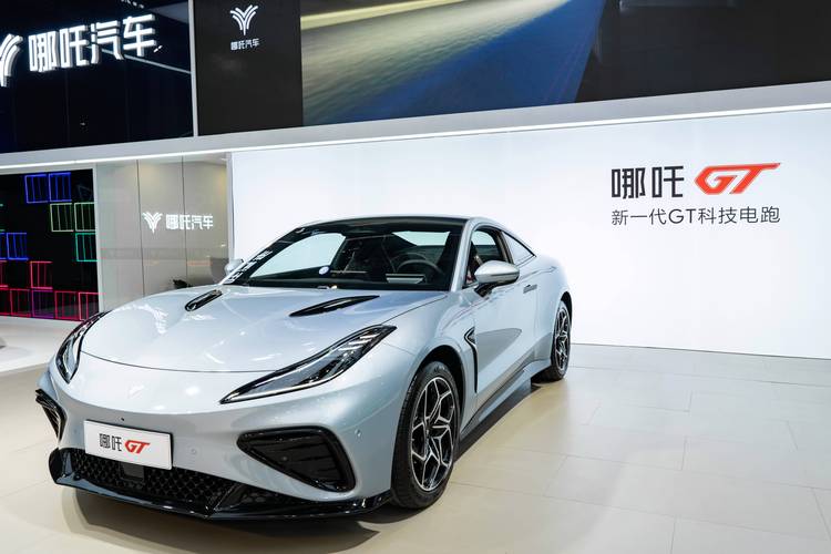 惠州294哪吒汽车在智能汽车领域的表现，领途汽车在新能源汽车市场中的影响力